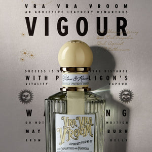 Penhaligon's - Potions & Remedies - Vra Vra Vroom Flakon mit cremefarbener Kappe vor hellgrauem Hintergrund mit goldener Schrift