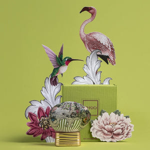 THoO - Crazy Collection - Wabisabi Parfumflakon mit detailreichem floralen und tierischen Motiven vor grünem Hintergrund