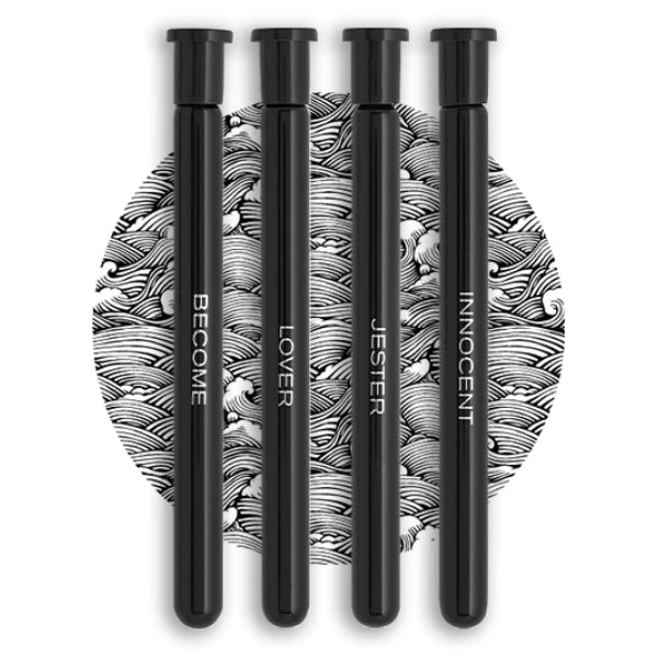 Argentum - Discovery Set - Water mit vier Duftproben Become, Lover, Jester und Innocent vor Wellenmuster in Schwarz-Weiß