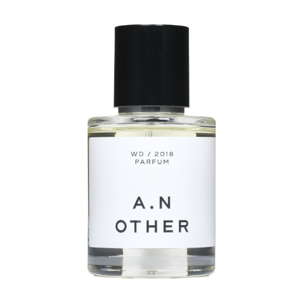A.N. OTHER - WD / 2018 Parfumflakon mit klarem Glas und schlichtem weißen Etikett vor weißem Hintergrund