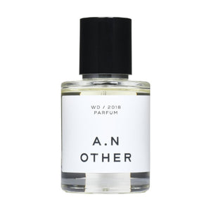 A.N. OTHER - WD / 2018 Parfumflakon mit klarem Glas und schlichtem weißen Etikett vor weißem Hintergrund