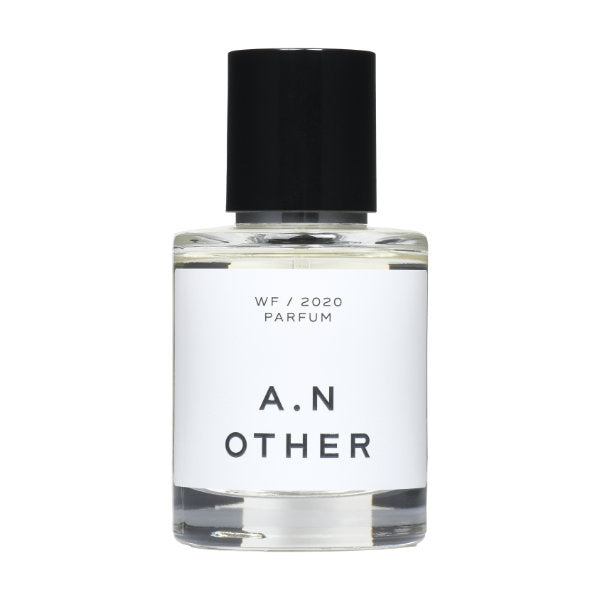 A.N. OTHER - WF / 2020 Parfumflakon mit klarem Glas und schlichtem weißem Etikett vor weißem Hintergrund