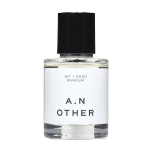 A.N. OTHER - WF / 2020 Parfumflakon mit klarem Glas und schlichtem weißem Etikett vor weißem Hintergrund