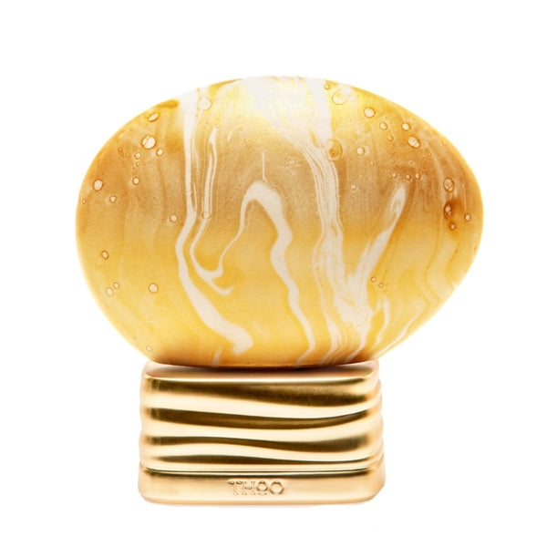 THoO - What about Pop Parfumflakon mit gold-gelber Marmorierung und strukturierter goldener Basis vor weißem Hintergrund