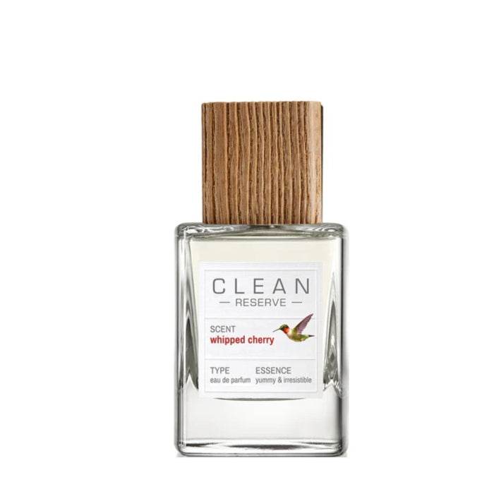Clean Perfume - Reserve - Whipped Cherry Flakon mit Holzdeckel und klarer Glasflasche vor weißem Hintergrund