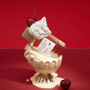 Clean Perfume - Reserve - Whipped Cherry Flakon mit Sahnehaube und frischen Kirschen vor rotem Hintergrund