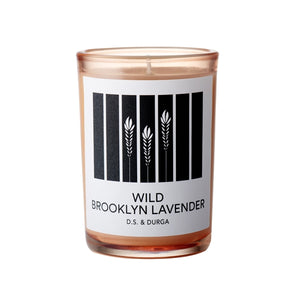 D.S. & Durga - Wild Brooklyn Lavender - Duftkerze mit minimalistischer Schwarzweiß-Beschriftung und Lavendel-Motiv im Glas
