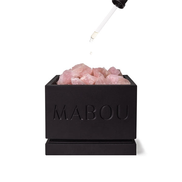 Mabou - Boxes of Alemee - Wild Grace - Refill schwarze Box mit rosa Lachskristallen und Pipette mit Tropfen vor weißem Hintergrund