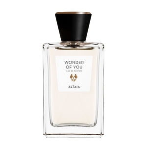 Altaia - Wonder of You Parfumflakon mit schlichtem transparentem Glas und elegantem schwarzem Verschluss vor weißem Hintergrund
