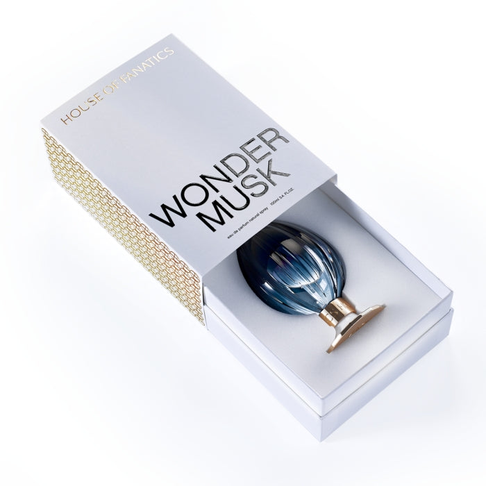 House of Fanatics - Wondermusk präsentiert in einer edlen Schiebeschachtel mit blauem, eleganten Flakon und goldfarbenem Verschluss