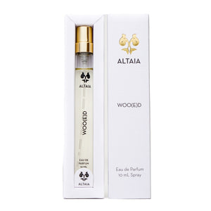 Altaia - Woo(e)d Eau de Parfum mit elegantem, schlankem Flakon und goldfarbenem Sprühkopf in weißer Verpackung