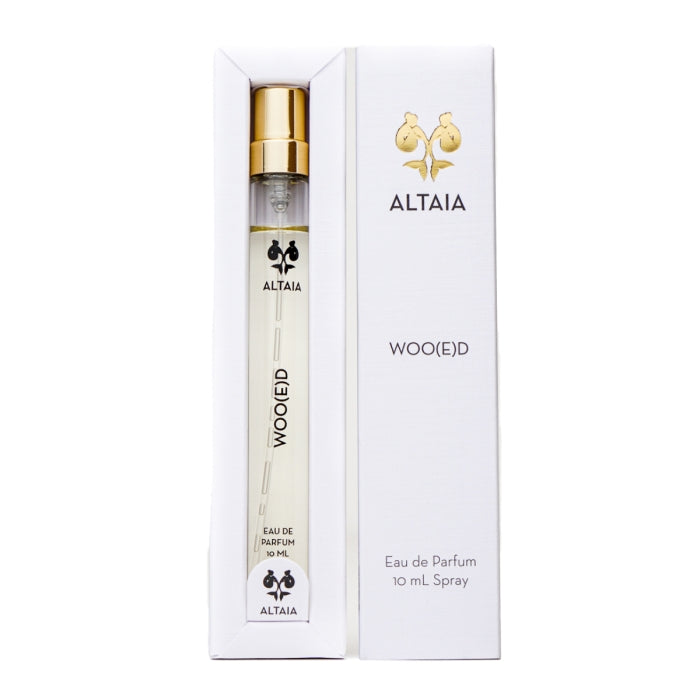 Altaia - Woo(e)d Eau de Parfum mit elegantem, schlankem Flakon und goldfarbenem Sprühkopf in weißer Verpackung