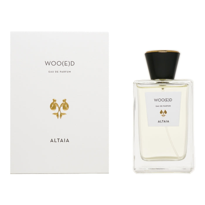 Altaia - Woo(e)d Eau de Parfum in schlichter Flasche mit schwarzem Verschluss und weißer Verpackung mit goldfarbenem Motiv