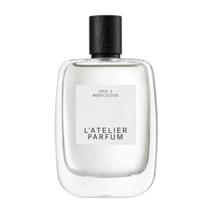 L'Atelier Parfum - Opus 4 - Woddylicious klarer Glasflakon mit schwarzem Holzverschluss vor weißem Hintergrund