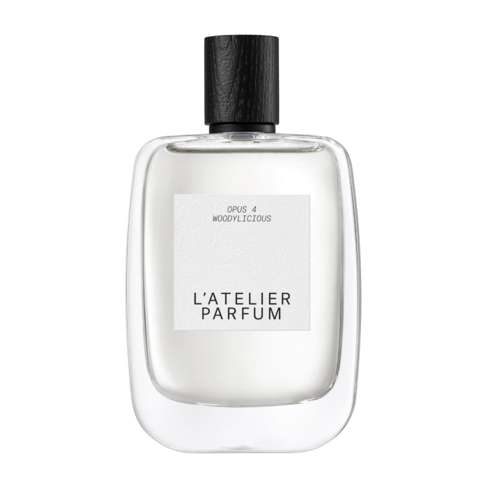 L'Atelier Parfum - Opus 4 - Woddylicious klarer Glasflakon mit schwarzem Holzverschluss vor weißem Hintergrund