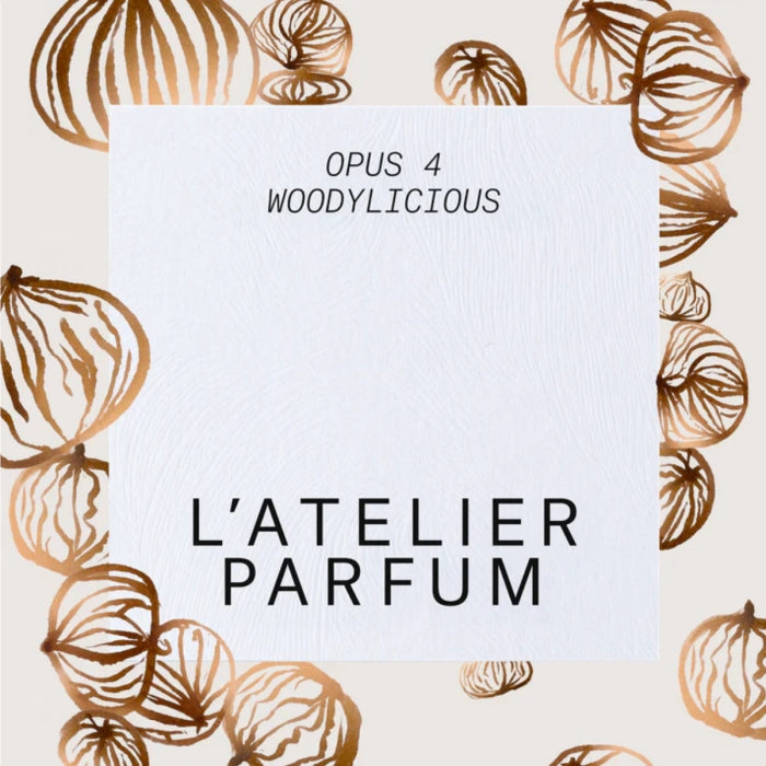 L'Atelier Parfum - Opus 4 - Woddylicious Verpackung mit stilisierten Marron-Illustrationen auf hellem Hintergrund