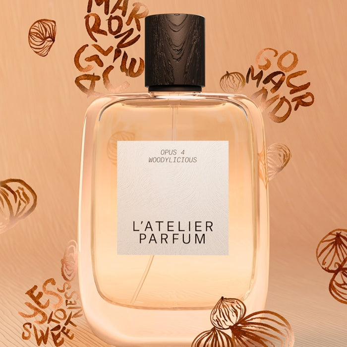 L'Atelier Parfum - Opus 4 - Woddylicious Flakon mit schwarzem Holzverschluss vor hellem Hintergrund mit Marron-Illustrationen
