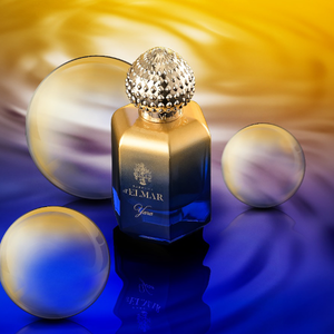 Parfums d'Elmar - Yara Parfümflakon mit elegantem Gold-Blau-Verlauf und auffälligem, strukturiertem Verschluss in harmonisch fließender Szenerie