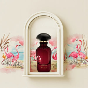 Widian - Velvet Collection - Yasat Parfumflakon in dunklem Rot mit schwarzem Deckel vor Flamingo-Wandbild