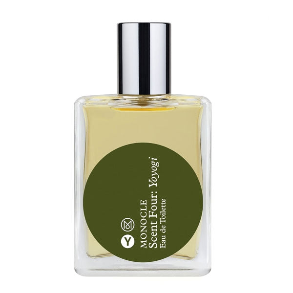 Comme des Garçons - Monocle - Scent Four: Yoyogi klarer Flakon mit grünem Etikett und silbernem Verschluss auf weißem Hintergrund