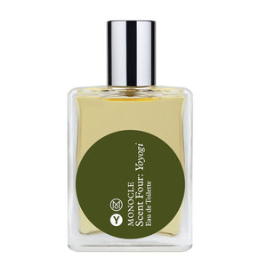 Comme des Garçons - Monocle - Scent Four: Yoyogi klarer Flakon mit grünem Etikett und silbernem Verschluss auf weißem Hintergrund