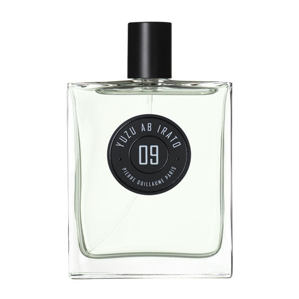 Pierre Guillaume - Yuzu Ab Irato No.9 Parfumflakon mit klarem Glas und schwarzem rundem Etikett vor weißem Hintergrund