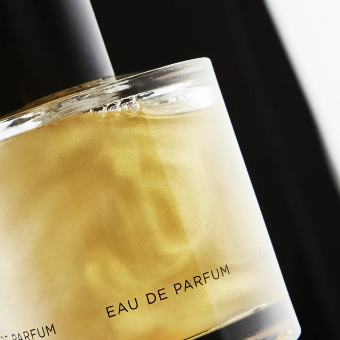 Zarkoperfume - Cloud Collection No.4 Parfumflakon mit fließenden Goldpartikeln im klaren Glas und schwarzem Verschluss