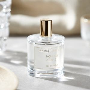 Zarkoperfume - MOLéCULE 234•38 mit rundem Glasflakon und goldenem Verschluss in schlichtem, edlem Design