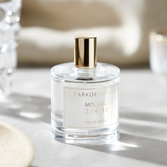 Zarkoperfume - MOLéCULE 234•38 mit rundem Glasflakon und goldenem Verschluss in schlichtem, edlem Design