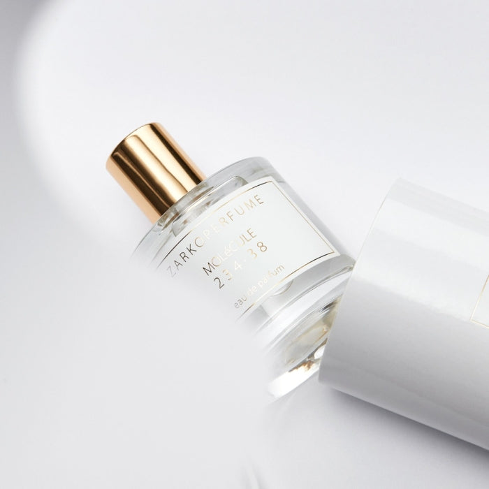 Zarkoperfume - MOLéCULE 234•38 mit klarem Glasflakon und goldenem Verschluss in zeitlos elegantem Stil