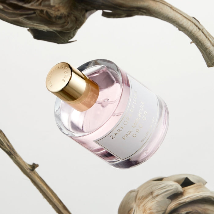 Zarkoperfume - PINK MOLéCULE 090•09 Parfumflakon mit zartrosa Inhalt und goldenem Verschluss in klarem Glas edel präsentiert