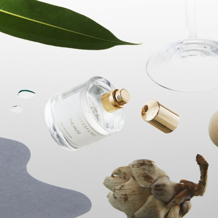 Zarkoperfume - The Muse eleganter Flakon mit goldfarbenem Sprühkopf und klarer Glasoptik vor natürlichem Hintergrund