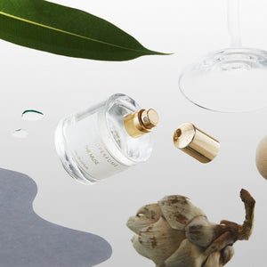 Zarkoperfume - The Muse eleganter Flakon mit goldfarbenem Sprühkopf und klarer Glasoptik vor natürlichem Hintergrund