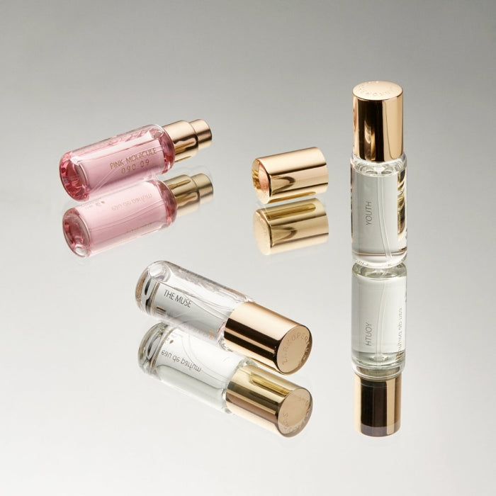 Zarkoperfume - Triple Treat - Discovery Kit mit drei edlen Molekülparfüms in eleganten, goldfarbenen Flakons auf Spiegeloberfläche