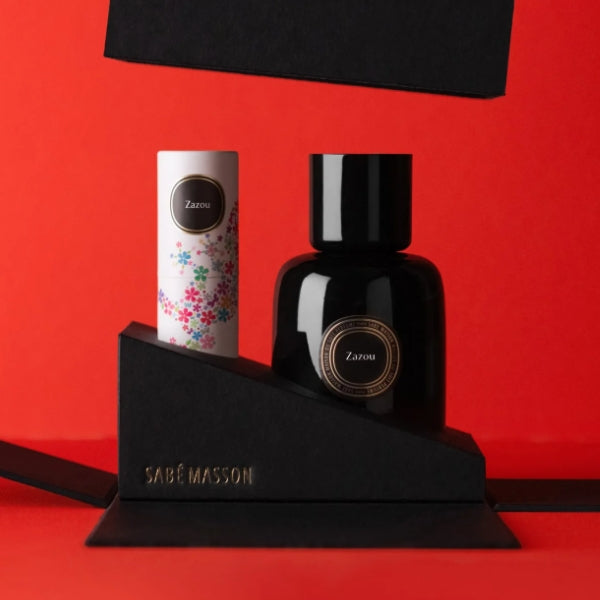 Sabé Masson - Zazou - La Rencontre mit schwarzer Parfumflasche und floral gemusterter Verpackung auf rotem Grund