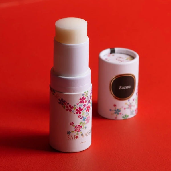 Sabé Masson - Zazou - Solid Soft Perfume Stick mit floralem Orangenblütendesign auf rotem Hintergrund
